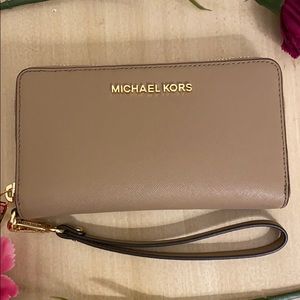 Michael Kors Jet Set Travel Multifunction Wallet